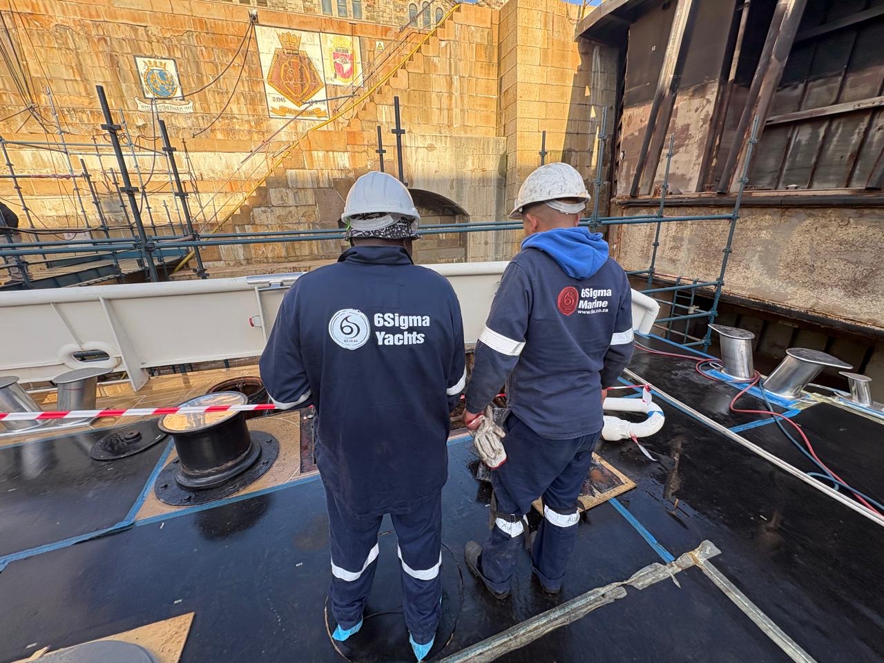 Spezialisten von 6Sigma Yachts und 6Sigma Marine bei geschützten Deckarbeiten im Trockendock